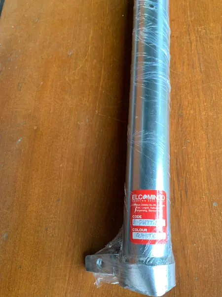 Komponen pipa baja berlapis seng dengan label Elcomindo