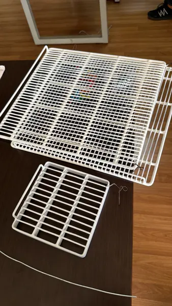 Rak kawat logam dengan lapisan thermoplastic putih